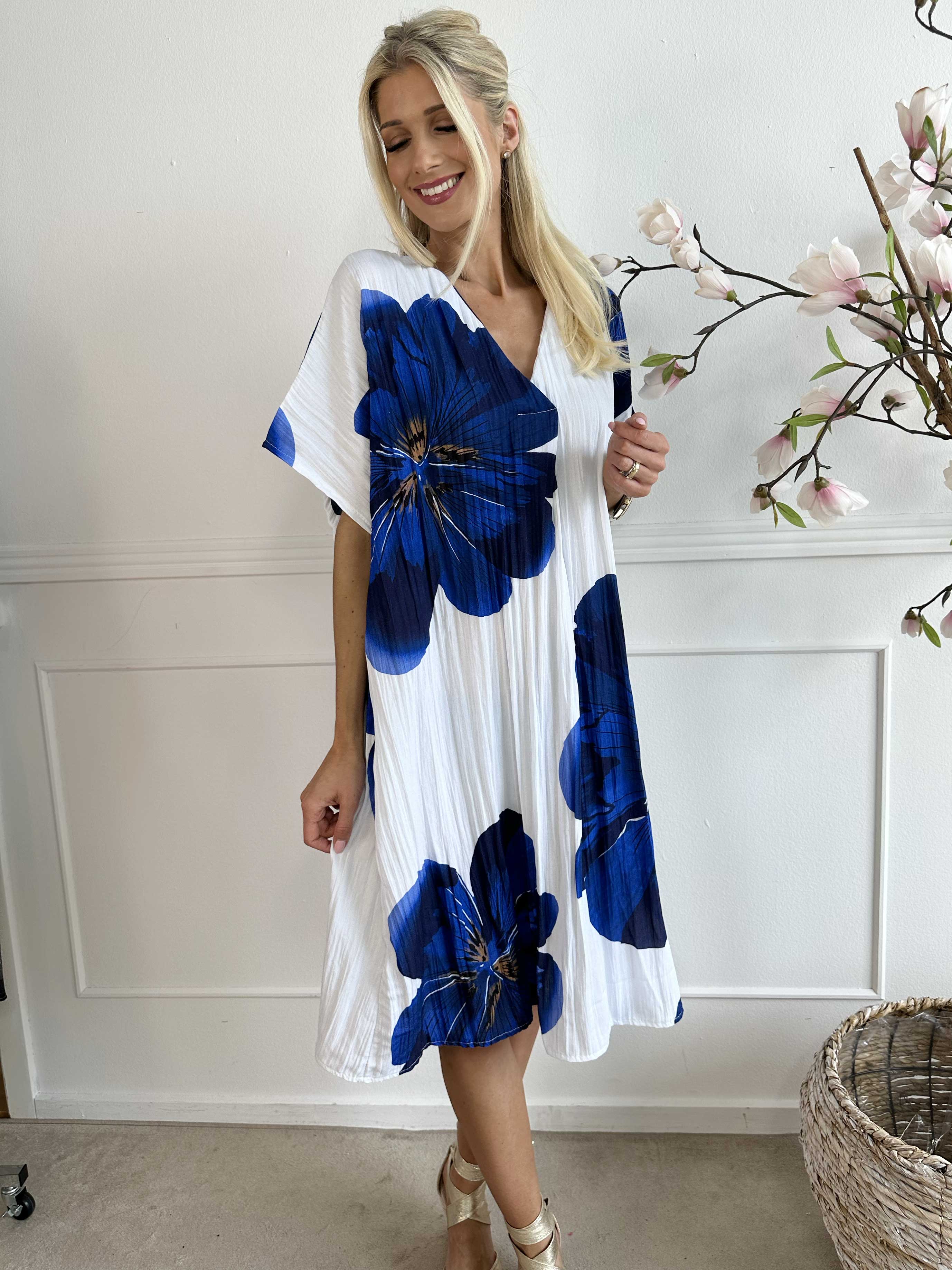 Aya - Blommig t-shirtklänning i viskos